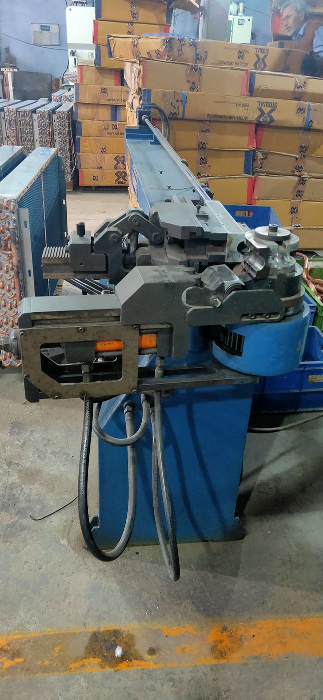 Bending head with clamp and pressure die