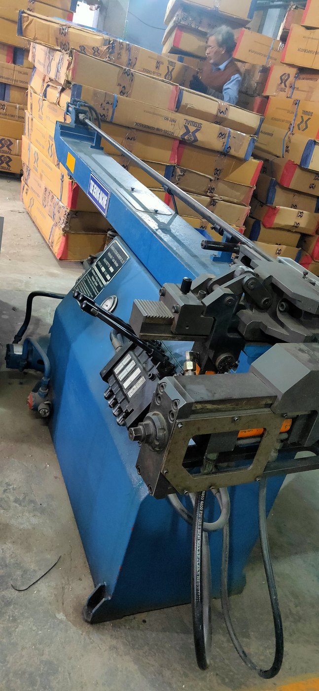 Hydraulic pipe bending machine with tooling