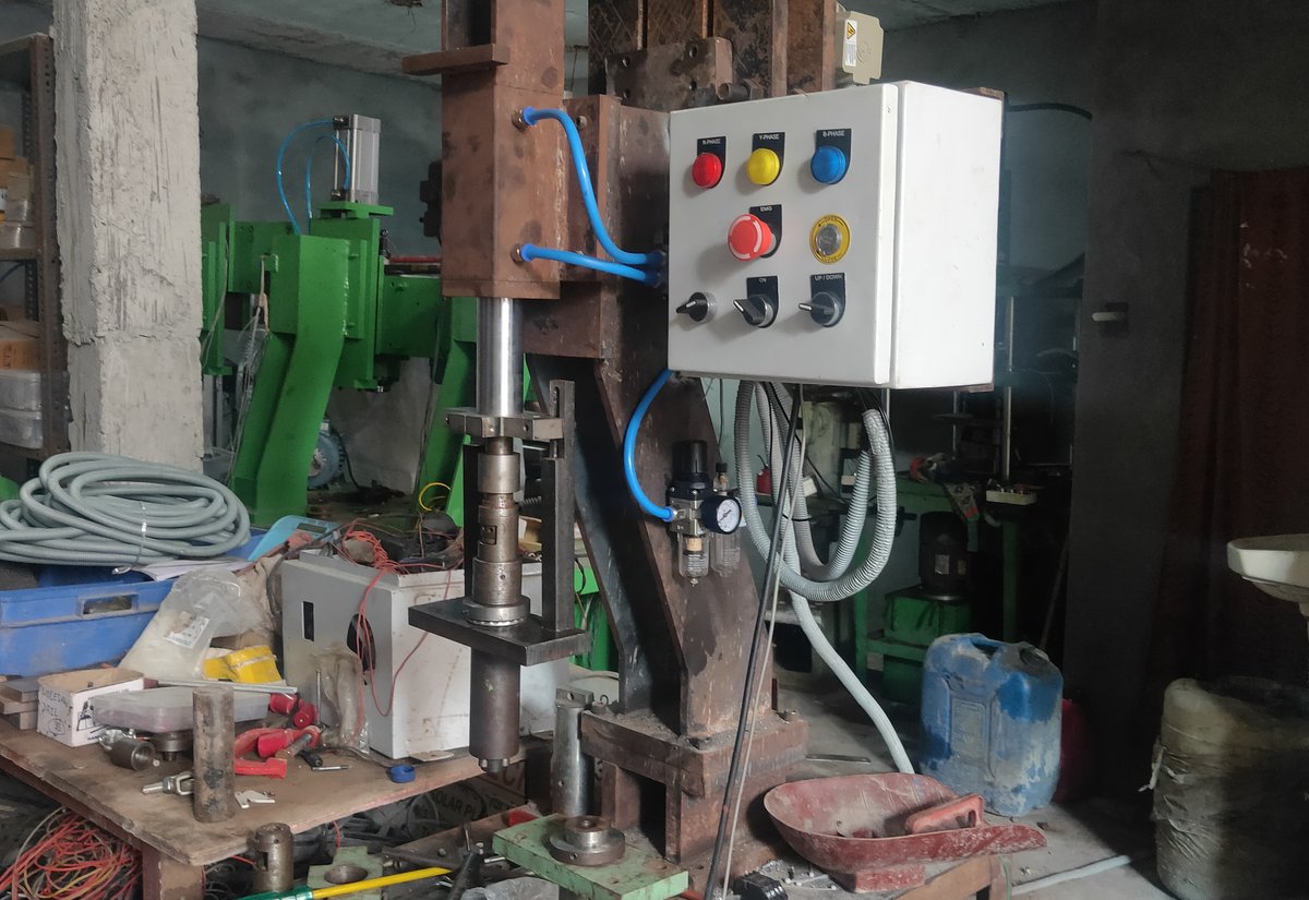 Hydraulic power pack with motor, valve bank and pressure gauge